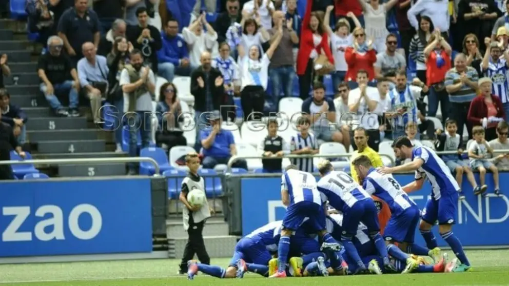 Los jugadores del Fabril celebran el triunfo en Riazor