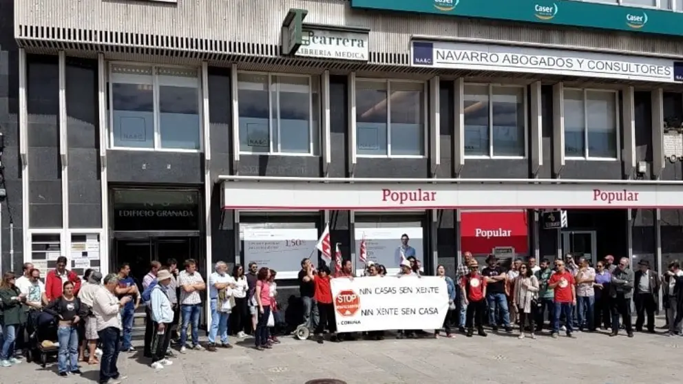 Protesta de Stop Desafiuzamentos diante do Banco Popular no Obelisco