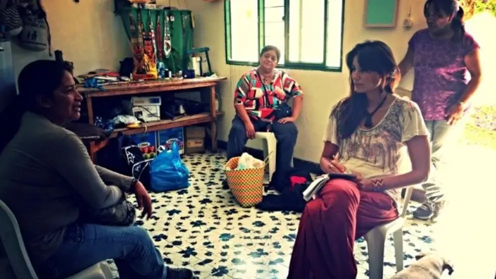 Patricia Sim&oacute;n, &aacute; dereita, en Colombia. Foto Alex Zapico