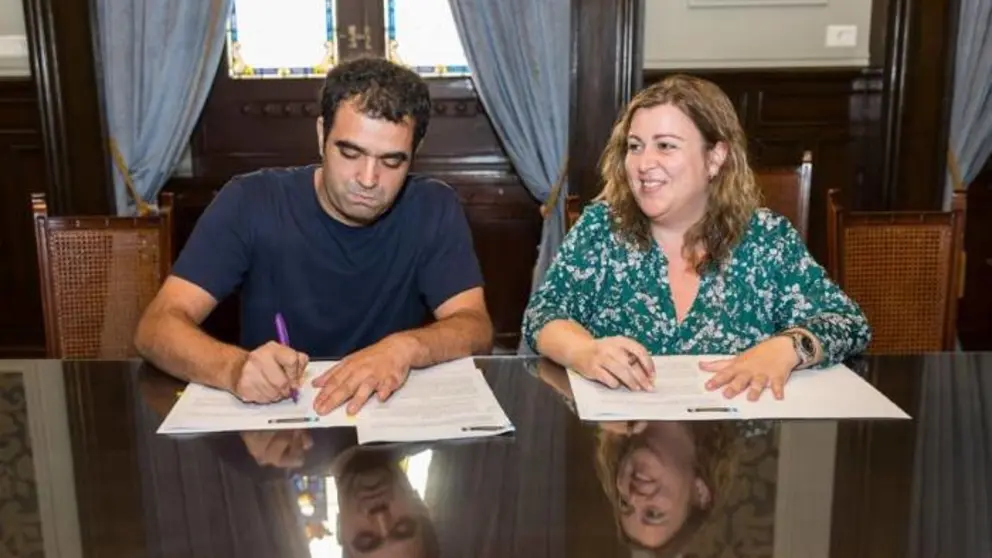La concejala de Igualdade, Roc&iacute;o Fraga, firm&oacute; el convenio de colaboraci&oacute;n