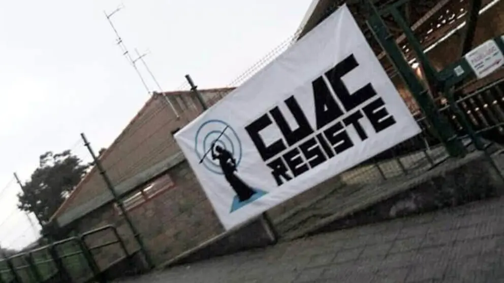 A faixa que denuncia a situaci&oacute;n da emisora &aacute; portas de CUAC nun dos edificios da UDC. Foto @CUAC