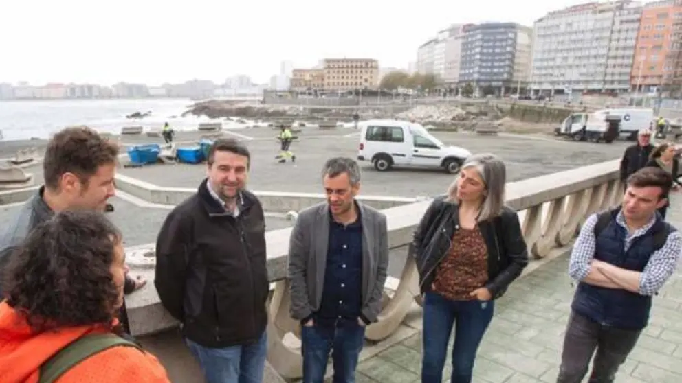 El alcalde y la concejala de Medio Ambiente explican los trabajos al vecindario
