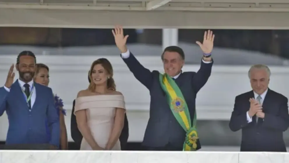 Bolsonaro saluda despu&eacute;s de recibir la faja presidencial (Imagen de Marcelo Camargo Ag&ecirc;ncia Brasil) port