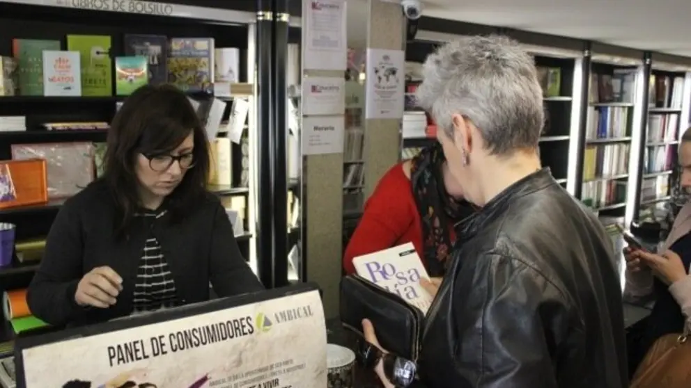 Mercedes Queixas Zas na librar&iacute;a Couceiro