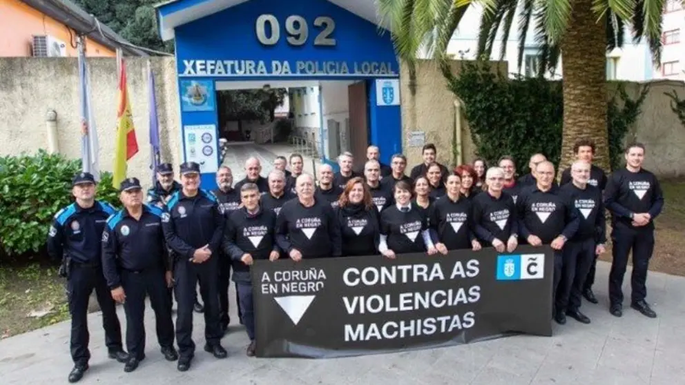 Roc&iacute;o Fraga xunto a membros da Polic&iacute;a Local port
