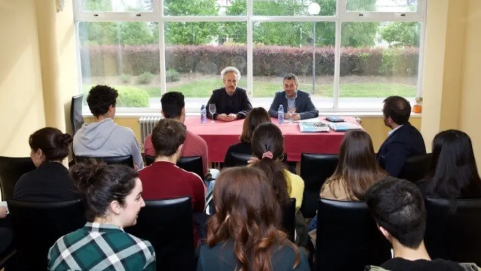Xulio Ferreiro con estudantado da Facultade de Dereito port