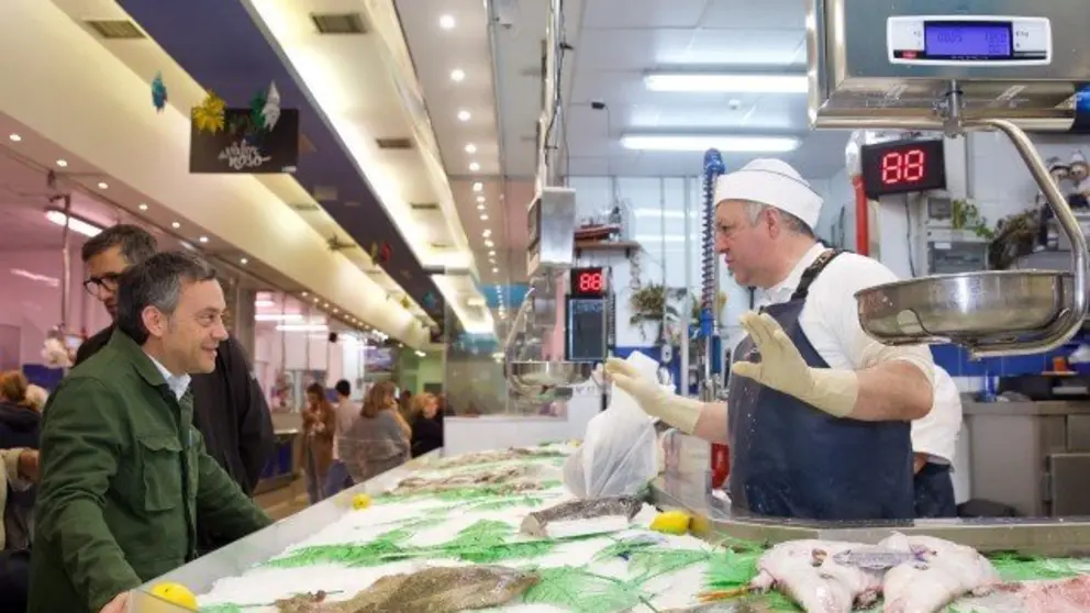 Xulio Ferreiro no mercado de Elvi&ntilde;a (1)