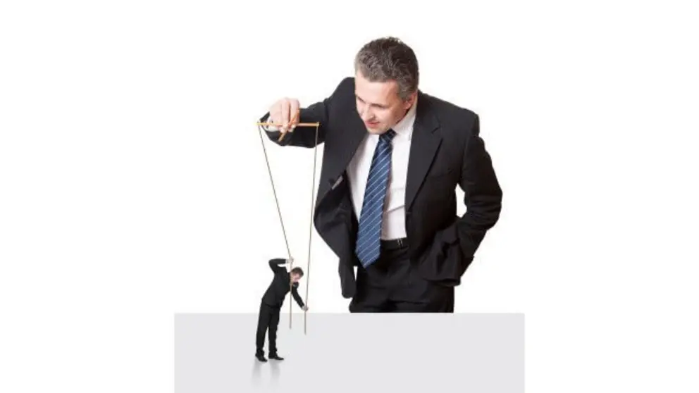 directivo-y-empleado-marioneta
