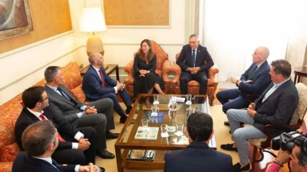 In&eacute;s Rey coa directiva do Deportivo port