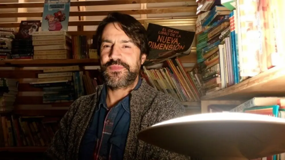 El escritor Antonio Arias Mosquera en la librer&iacute;a Fiand&oacute;n, Libros de vello, de Coru&ntilde;a