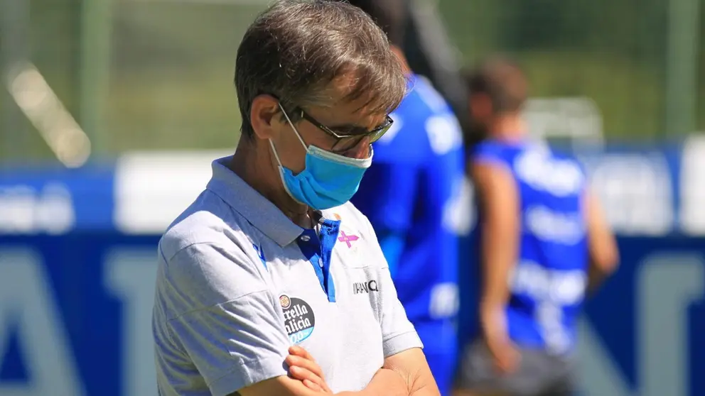 Fernando V&aacute;zquez durante o &uacute;ltimo adesramento previo ao partido co Fuenlabrada.