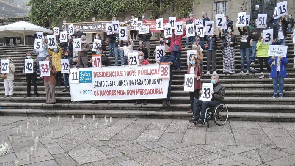 Manifestaci&oacute;n de familiares de usuarias de residencias. Compostela. 2020