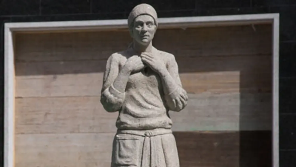 Mar&iacute;a Soli&ntilde;a, estatua port