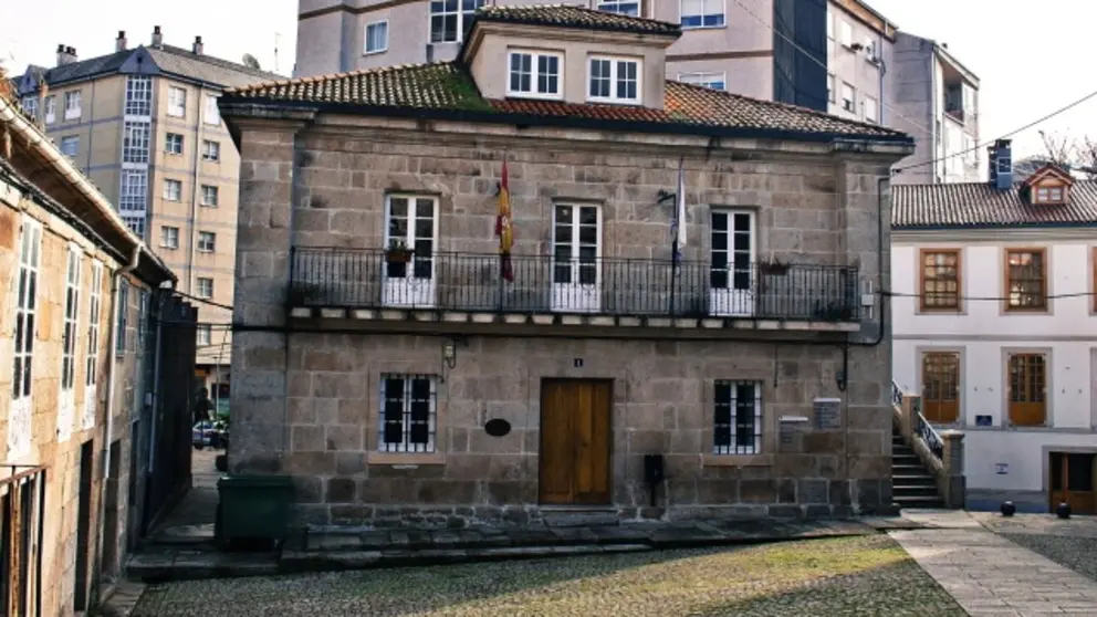 2048px-Casa_do_concello_de_Chantada port