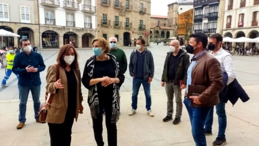 In&eacute;s Rey e Mariv&iacute; Monteser&iacute;n port