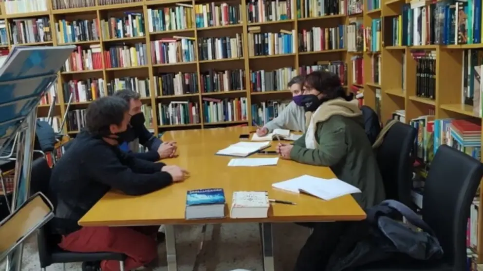 Isabel Faraldo coa asociaci&oacute;n de veci&ntilde;os do barrio de Monte Alto port
