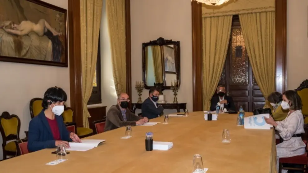 Claudia Delso na Comisi&oacute;n de Deportes port