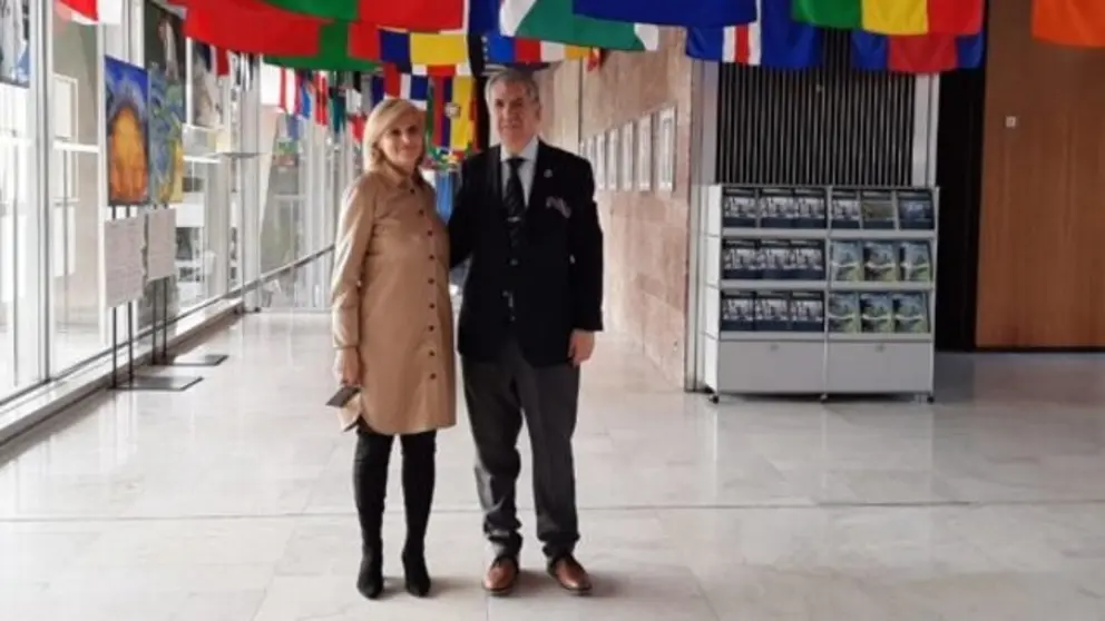 El Dr. Carlos Ferreyra con la Dra. Mar&iacute;a Neira port