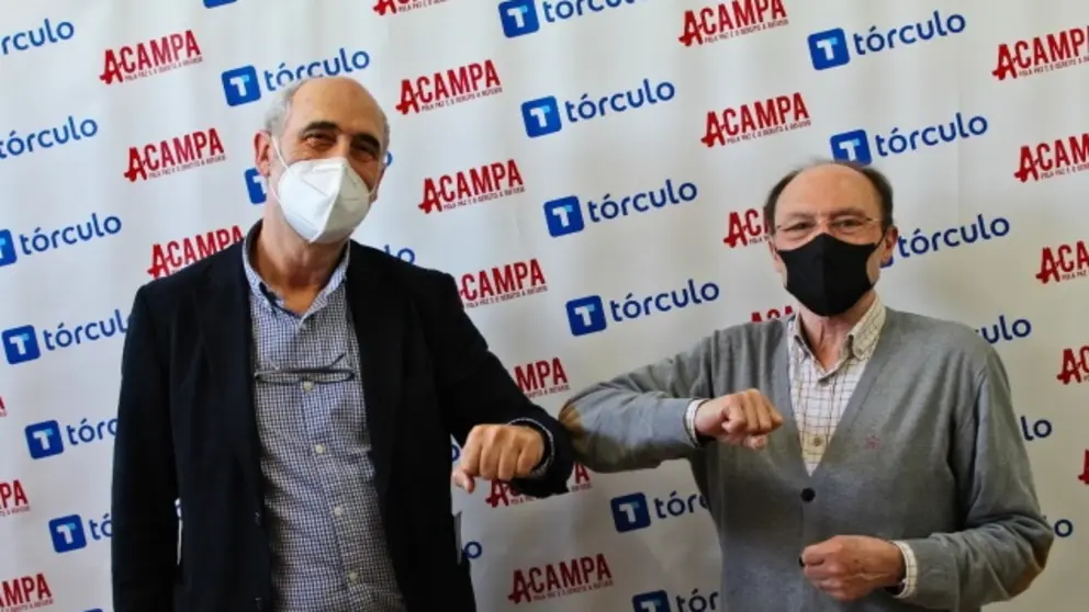 Jacobo Bermejo, de T&oacute;rculo, e Bermardo Seoane, de Acampa, trala firma do convenio de apoio ao V Encontro Internacional Acampa pola Paz port