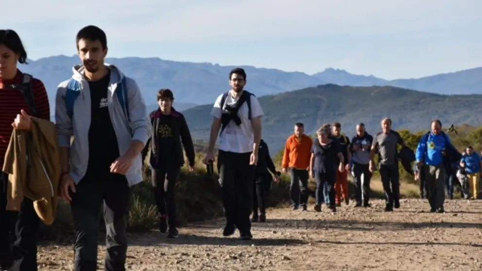 A Marcha, cami&ntilde;o do Monte Grande, coa Serra de San Eufemia no Xur&eacute;s ao fondo