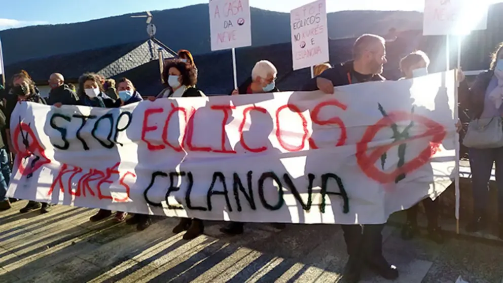 Activistas da plataforma Stop E&oacute;licos Xur&eacute;s Celanova en Laza o pasado d&iacute;a 11