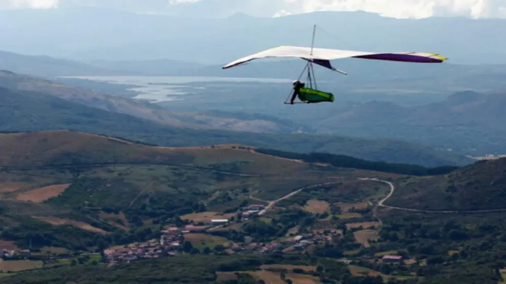 Pr&aacute;ctica do parapente sobre a paisaxe arraiana onde se proxectan pol&iacute;gonos e li&ntilde;as de alta tensi&oacute;n (imaxe 2 ALA DELTA GALICIA) port
