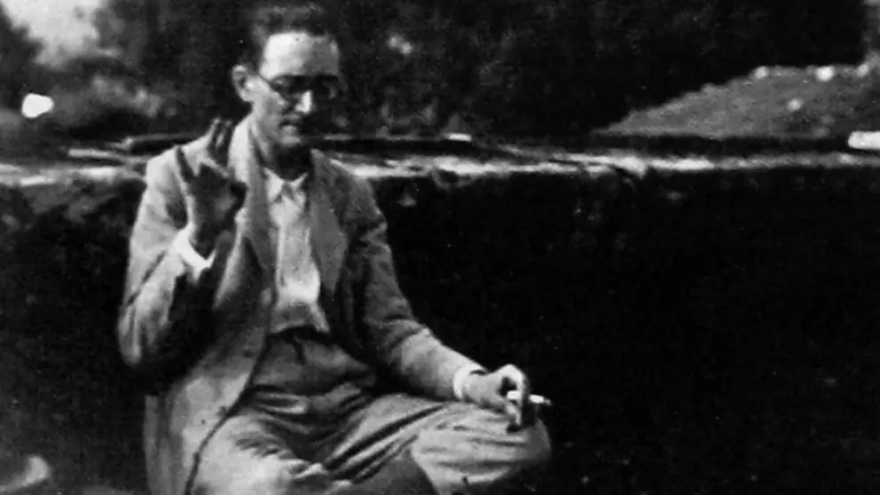 Vicente Risco haciendo un asana de Yoga