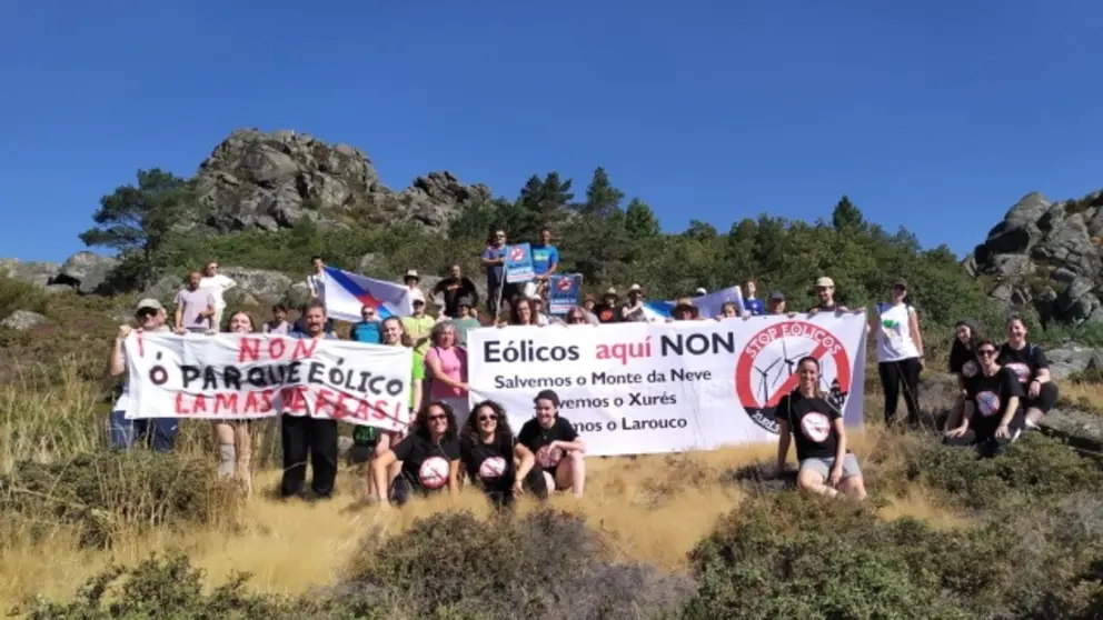 Veci&ntilde;anza de Fe&aacute;s e activistas de Stop E&oacute;licos Xur&eacute;s Celanova, esta ma&ntilde;&aacute; ao p&eacute; da Aguioncha (1)