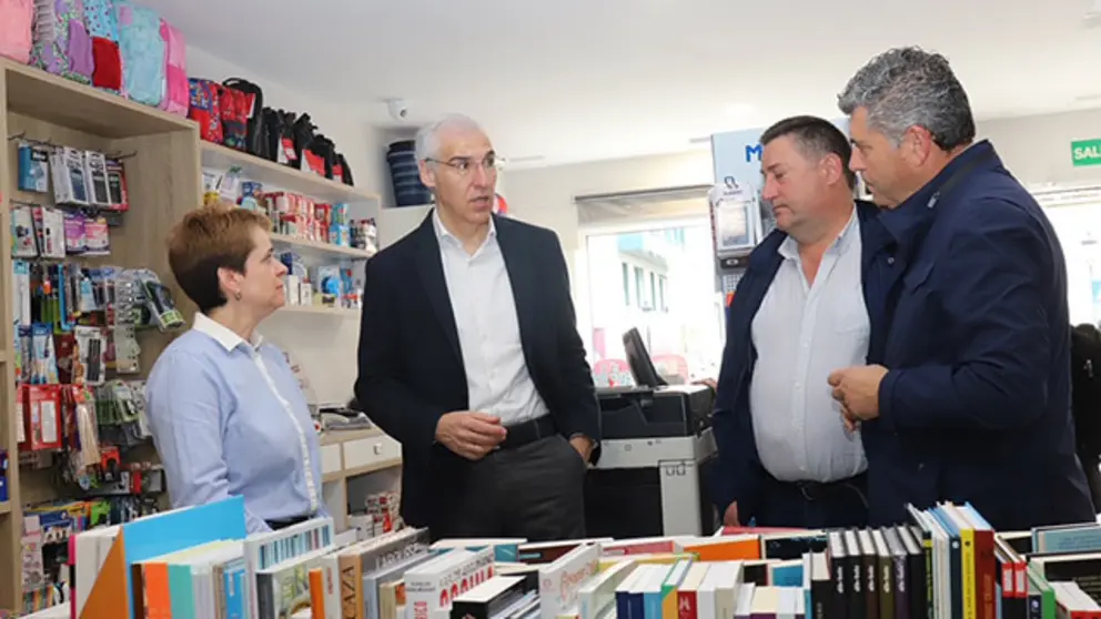 Francisco Conde en la librer&iacute;a Lino, de Lestedo