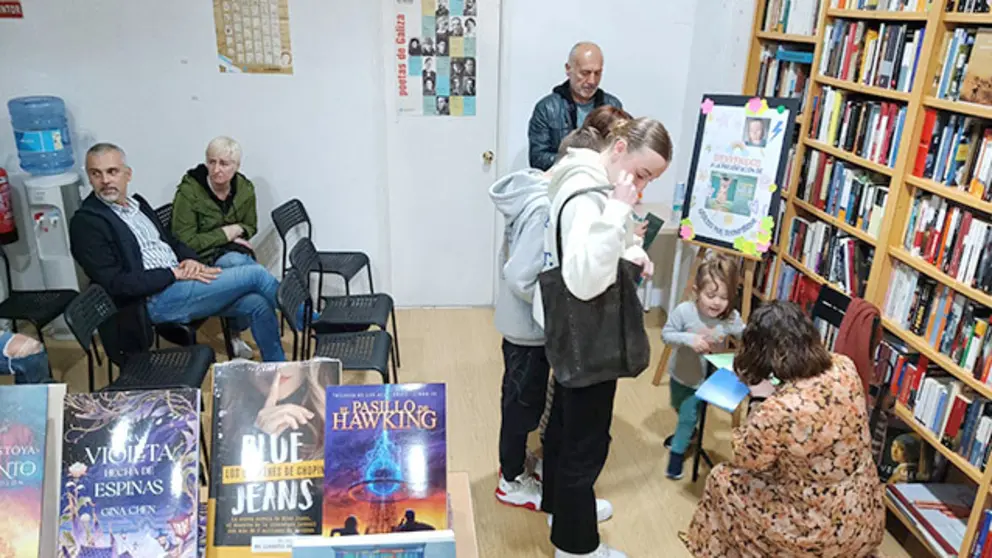 Sarai Pardo firmando libros en Librer&iacute;a Concordia