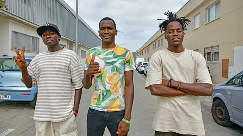 Adam, Yaya y Hussein, tres jovenes de Sud&aacute;n que lograron entrar a Melilla. Adam sobrevivi&oacute; al salto del 24 de Junio de 2022. (Imagen de Antonio Sempere) port