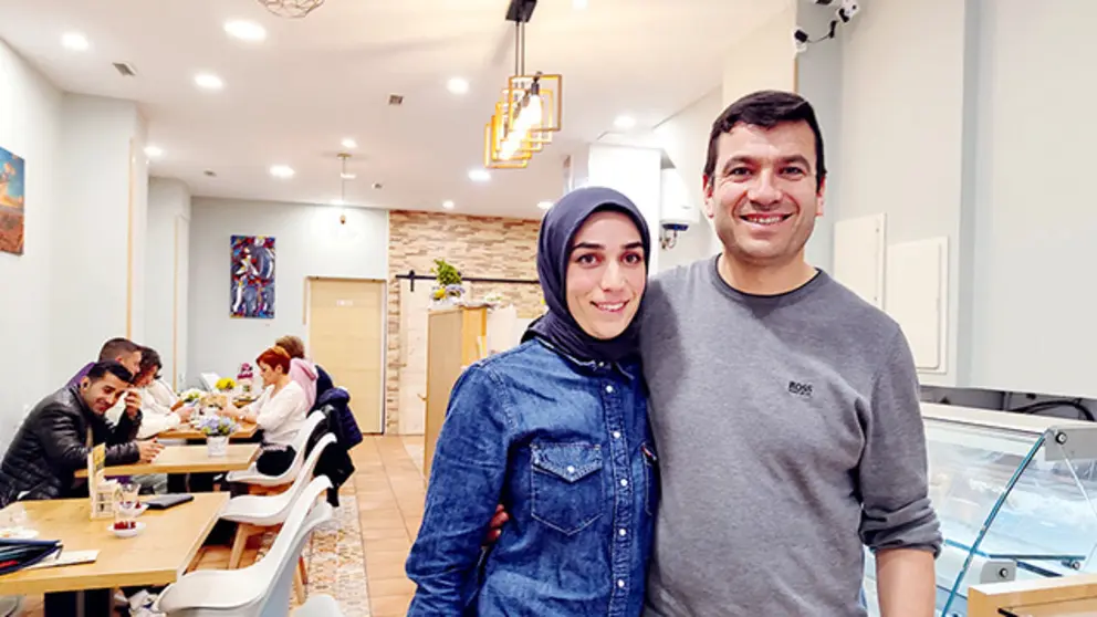 Ainur y Omer en Cafeter&iacute;a Mezo