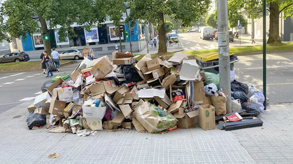 Amontonamiento de basura en avenida de Arteixo