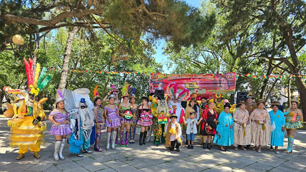 Parte de la fraternidad de Morenada sin Fronteras en el parque de Santa Margarita (A Coru&ntilde;a)