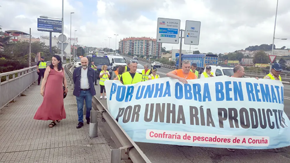 N&eacute;stor Rego e Iria Taibo cos mariscadores