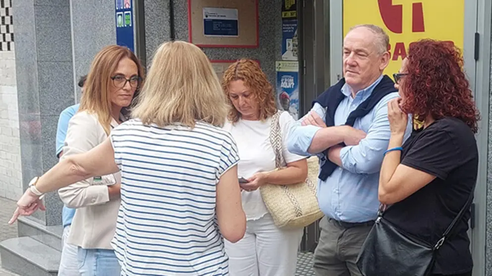 Miguel Lorenzo y Susana Catal&aacute;n con vecinos del Birloque