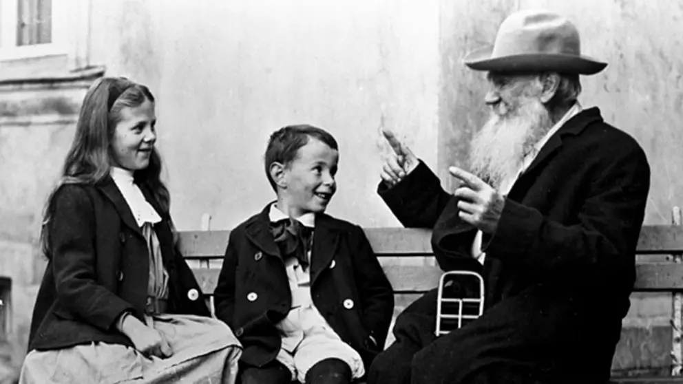 Tolstoy y sus nietos