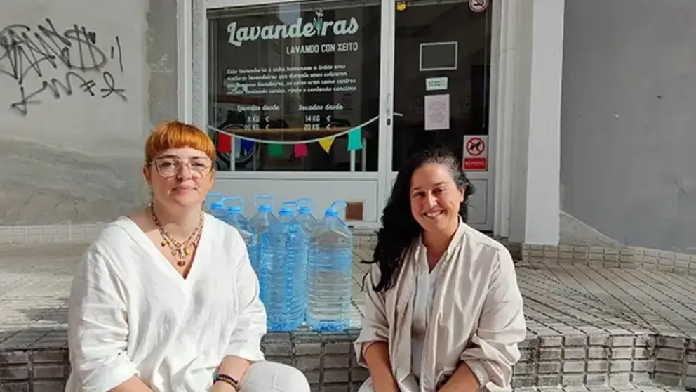 Silvia y Mar&iacute;a recogida de material para ayudar a la gente que sufre incendios en Ourense