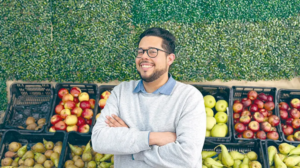 Luis Ernesto Araque en su fruter&iacute;a El Chico en A Coru&ntilde;a