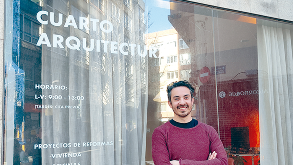 Rafael Cubillo Bravo arquitecto en su estudio de la calle Rep&uacute;blica Dominicana A Coru&ntilde;a.