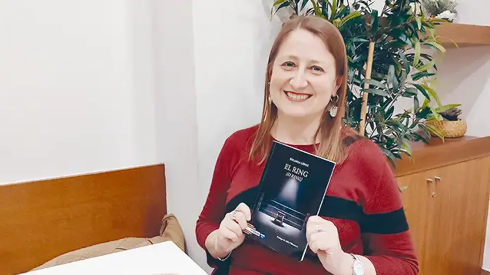 Retrato de la escritora y gestora judicial Yolanda L&oacute;pez durante su entrevista sobre el libro de poemas O Ring.
