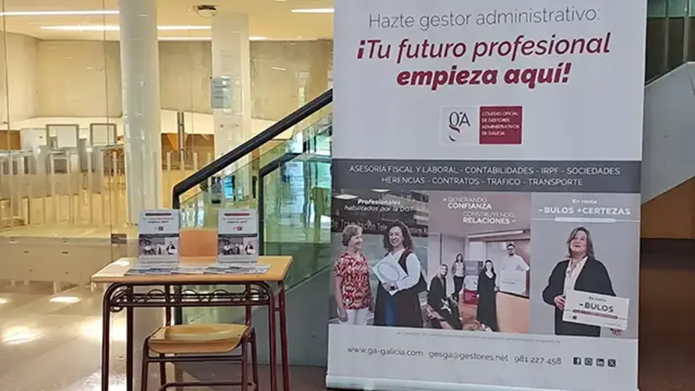Foto rollup informativo en la Facultad de Derecho