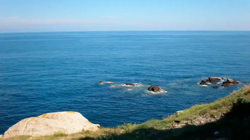 Rocas (&lsquo;penedos&rsquo; en gallego) en la costa de Lugo (Galicia). La palabra gallega &lsquo;pened0&rsquo; deriva del lat&iacute;n &lsquo;pinnetum&rsquo;. Fotograf&iacute;a de Ram&oacute;n Fern&aacute;ndez.