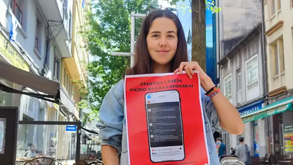 Leti mostrando el cartel