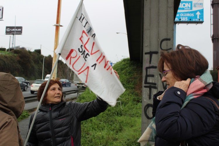 Foto Ánxeles, coa bandeira, e Pilar, de perfil