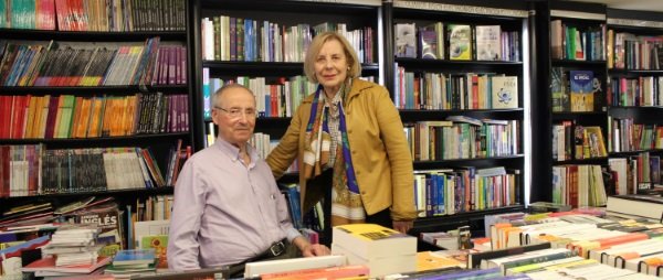 Consuelo e Manuel na libraría Couceiro