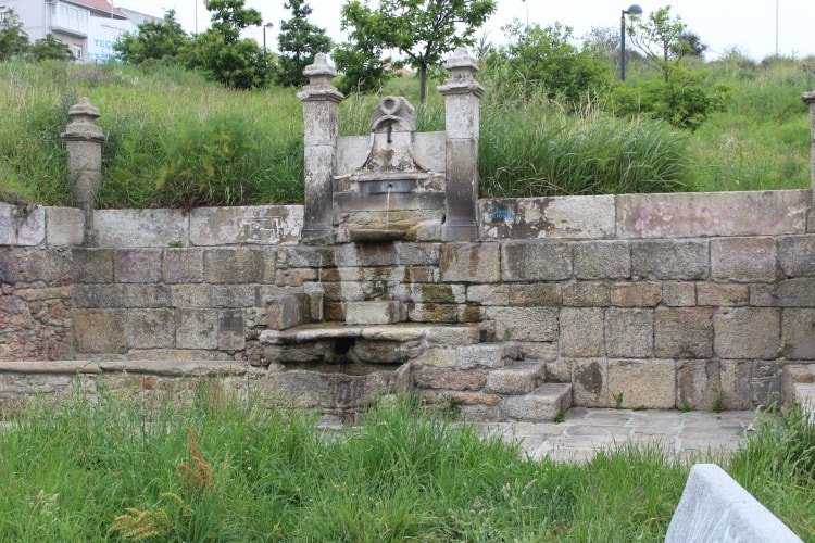 A Silva 5. A fontenova, que se subiu cando as obras dos edificios da avenida Finisterre-min
