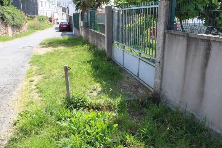 A Silva 5. Acceso a Cances, beirarrúas sen rematar e obstáculos-min