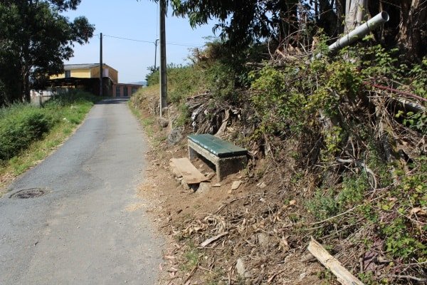 A Silva 6. Banco feito polos veciños nunha zona na que piden máis puntos de luz-min