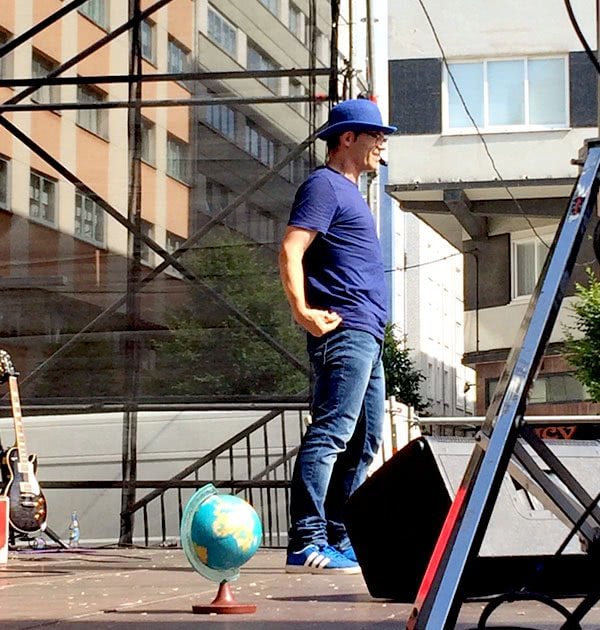 Paco Nogueiras facendo o espectaculo para as nenas e nenos